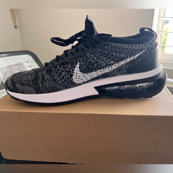 Nike Air Max Flyknit Racer Women’s Sz8 NIB comfort athletic gym running - Picture 3 of 8